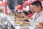 解卦软件“嗦粉”经济火热 中国多地“食力”出圈